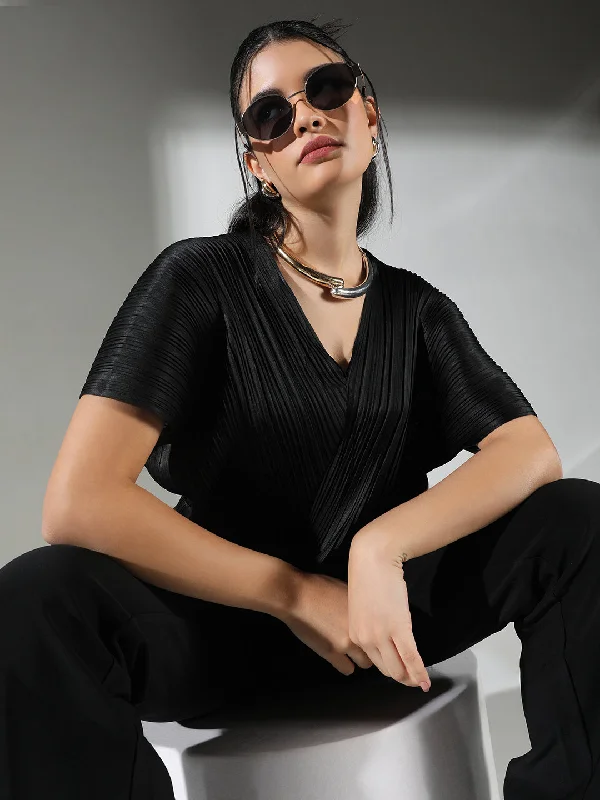 Unwind with Weekend Discounts Women Black Solid Top