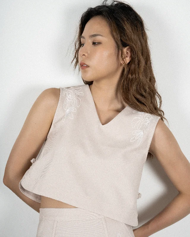 Weekend Specials to Grab Sleeveless V-Neck Embroidery Top (Beige)